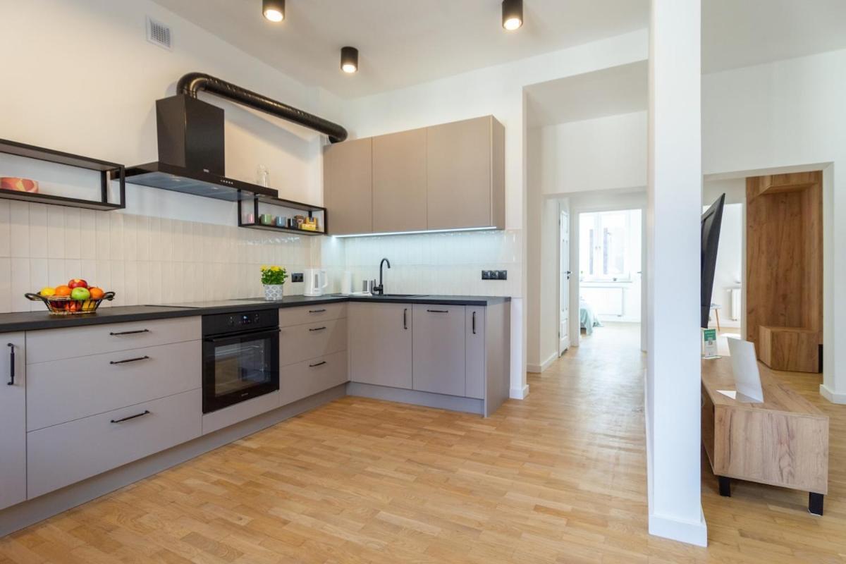 Bright Rose Apartment *